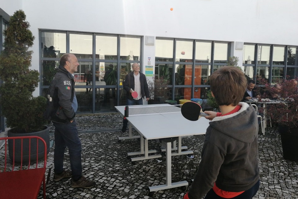 Foto com participantes a jogar ténis de mesa na celebração do Dia Mundial da Atividade Física