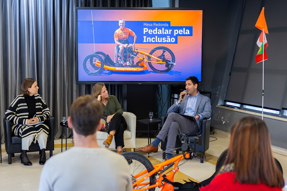 Foto de intervenientes na mesa redonda "Peladar pela Inclusão"