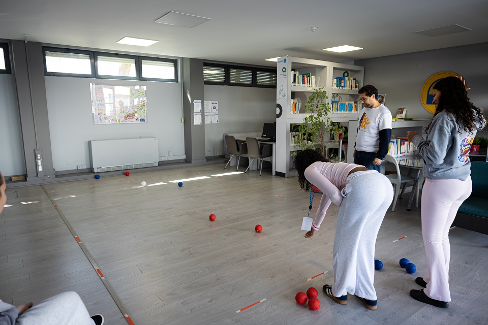 Foto com jovens e técnicos do IPDJ numa atividade física no CJL