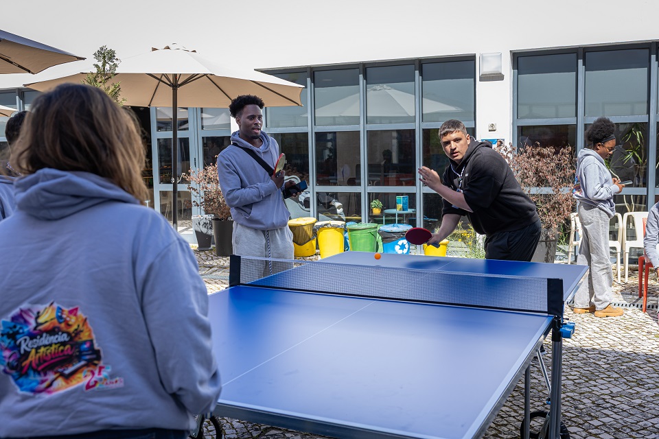 Foto com jovens em atividade desportiva no exterior do CJL