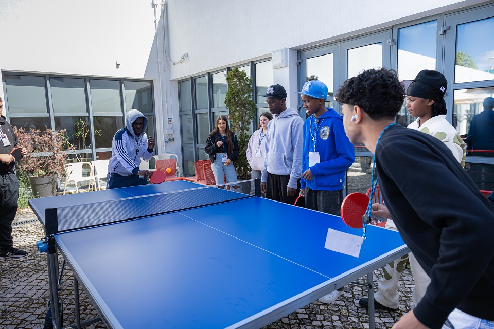 Foto com jovens em atividade desportiva no exterior do CJL