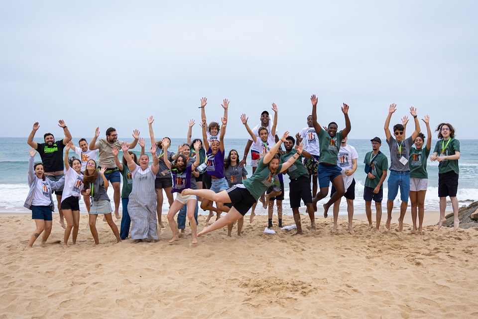 Foto de jovens e técnicos do Centro de Juventude de Lisboa na praia